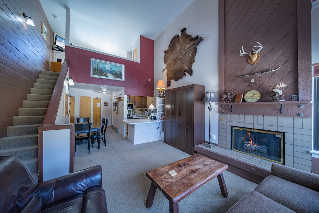 Oversized 1 bd Edgewater condo!