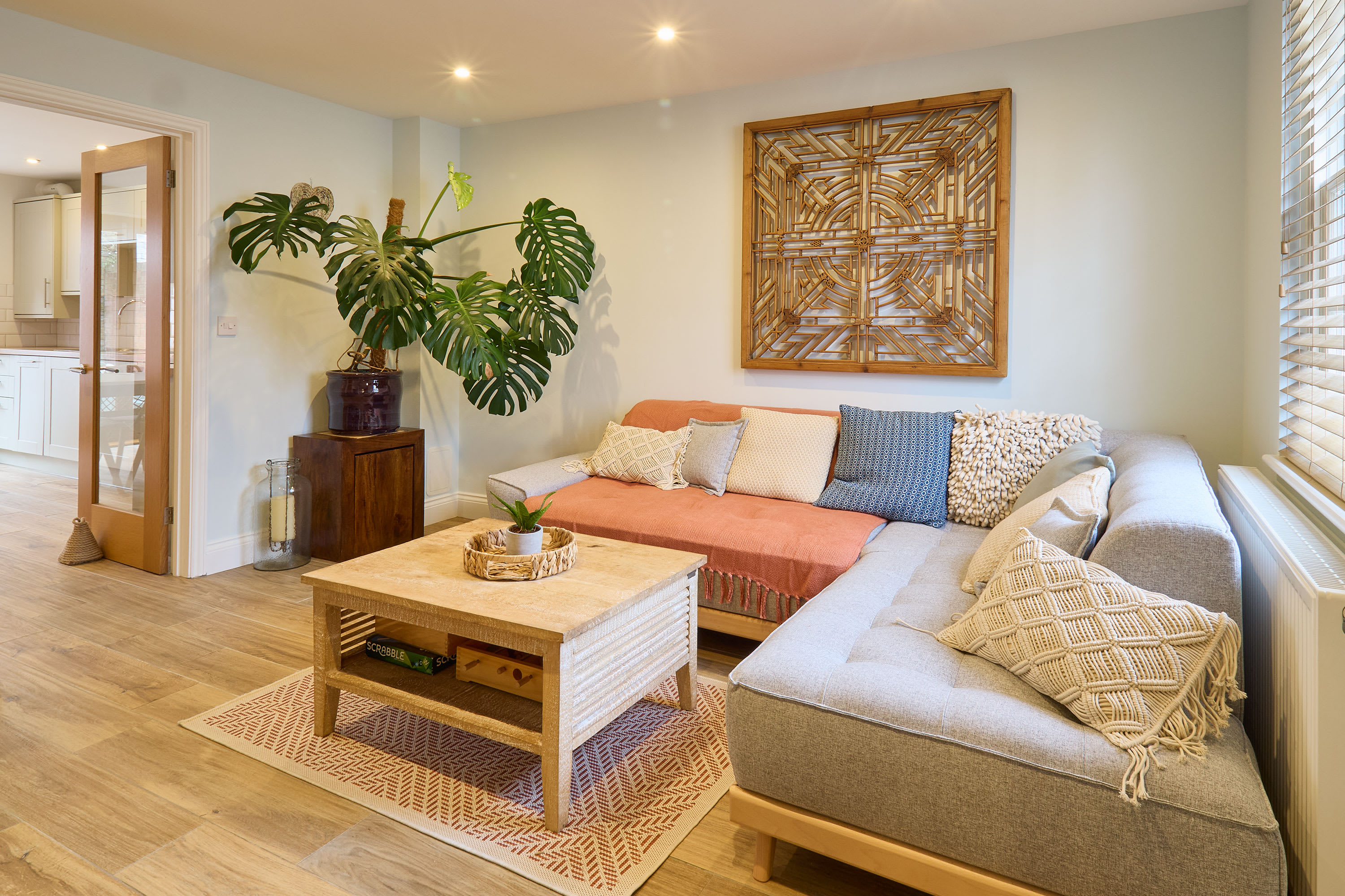 Aurora, Deal - Host & Stay