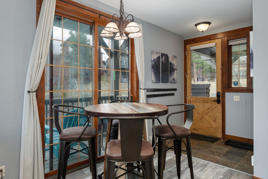 SG Kicking Horse Buckskin 3205 dining table