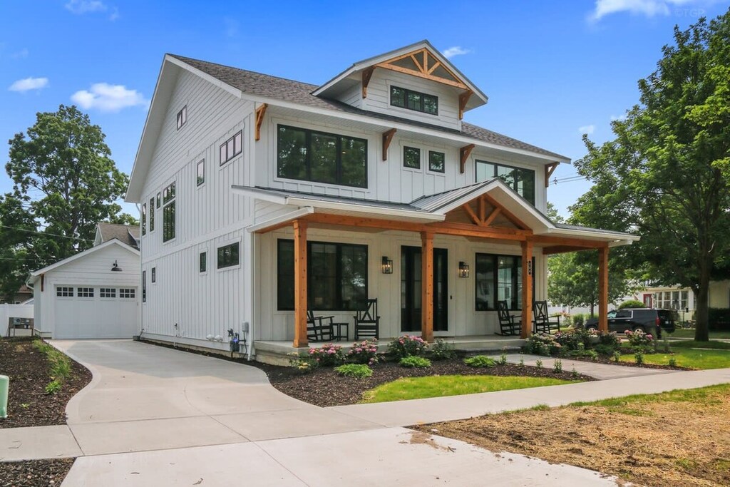 Welcome to ExpERIEnce! Your true South Haven experience being located near the lake and downtown!