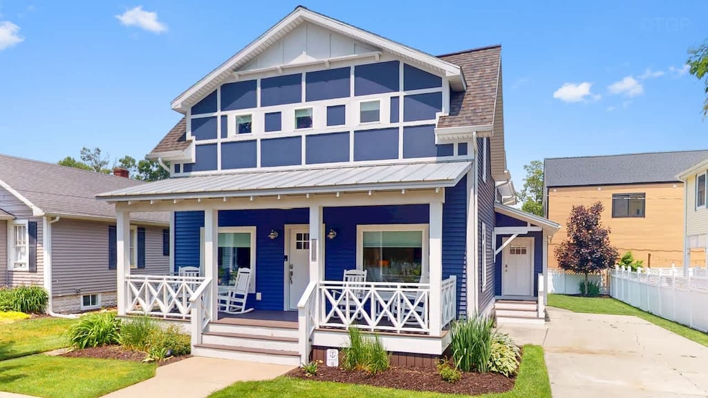 Welcome to the "Superior Location" House! Located 1 block to South Beach and a few blocks to downtown South Haven.