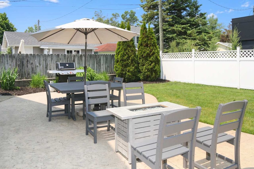 Spacious backyard with seating for 8 at the dining table or fire table