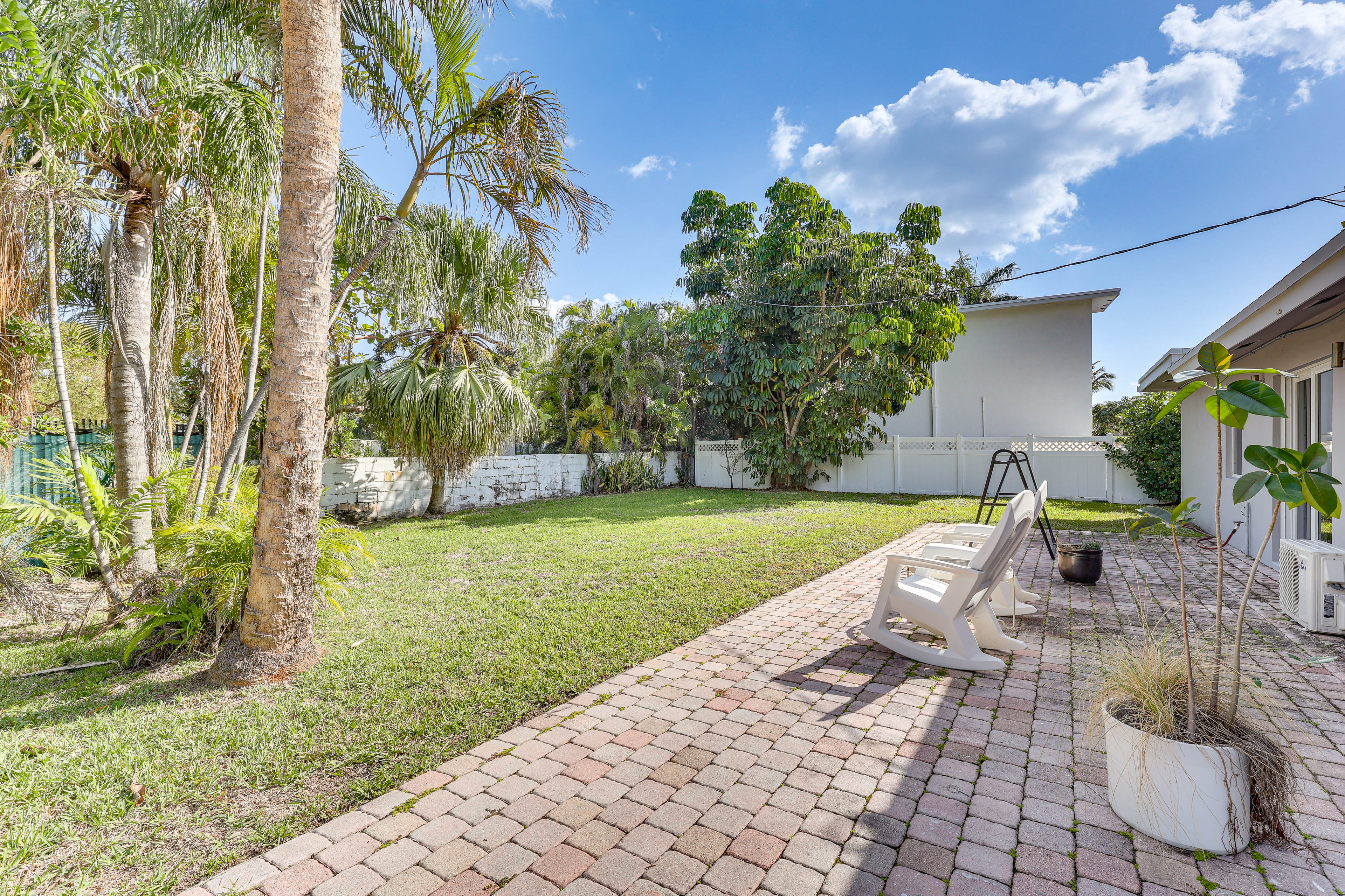 Relax in the Sun! Gem 1 Mi to Las Olas Beach