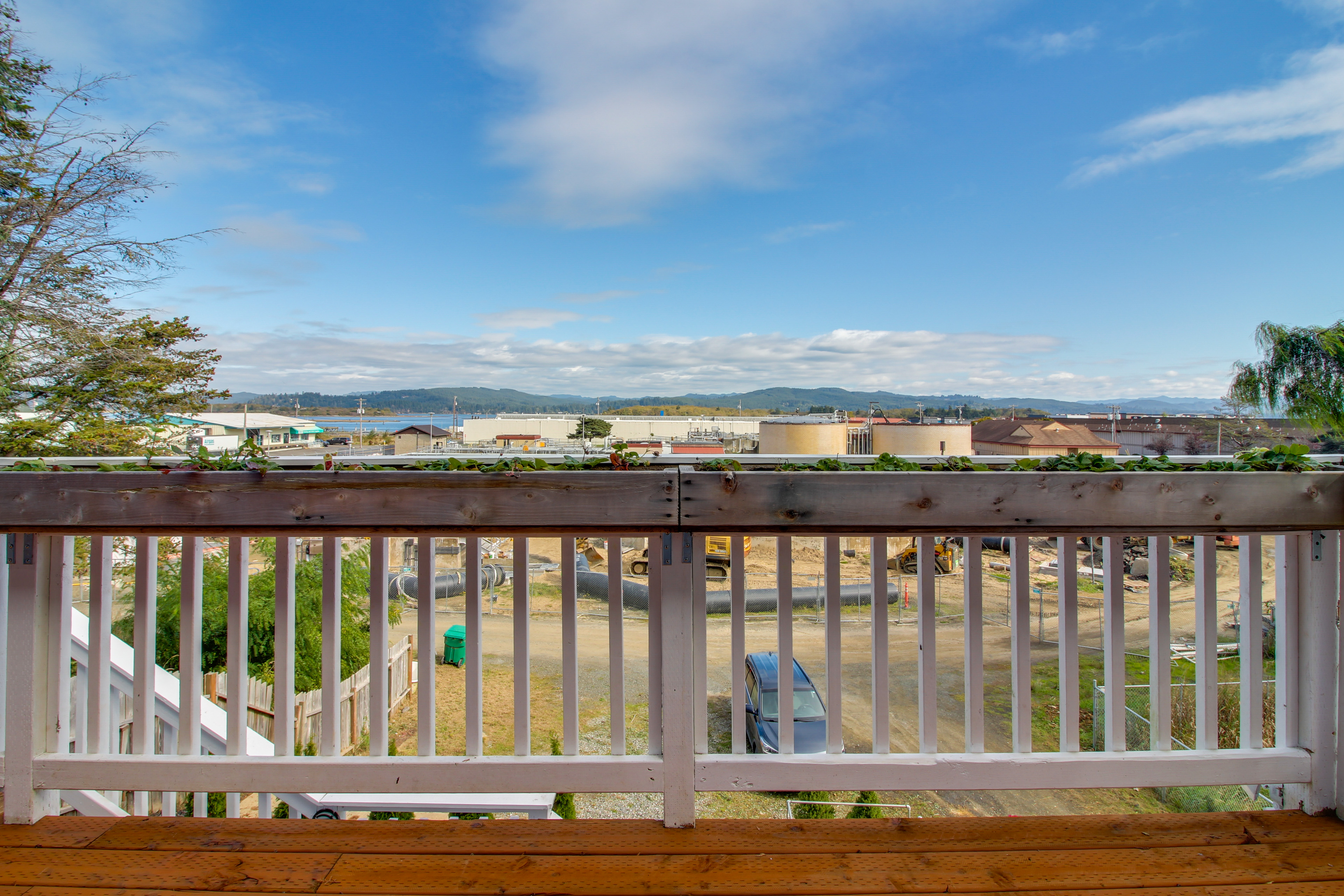 1 Mi to Dtwn Coos Bay: Sleek Apt w/ Deck & Views!