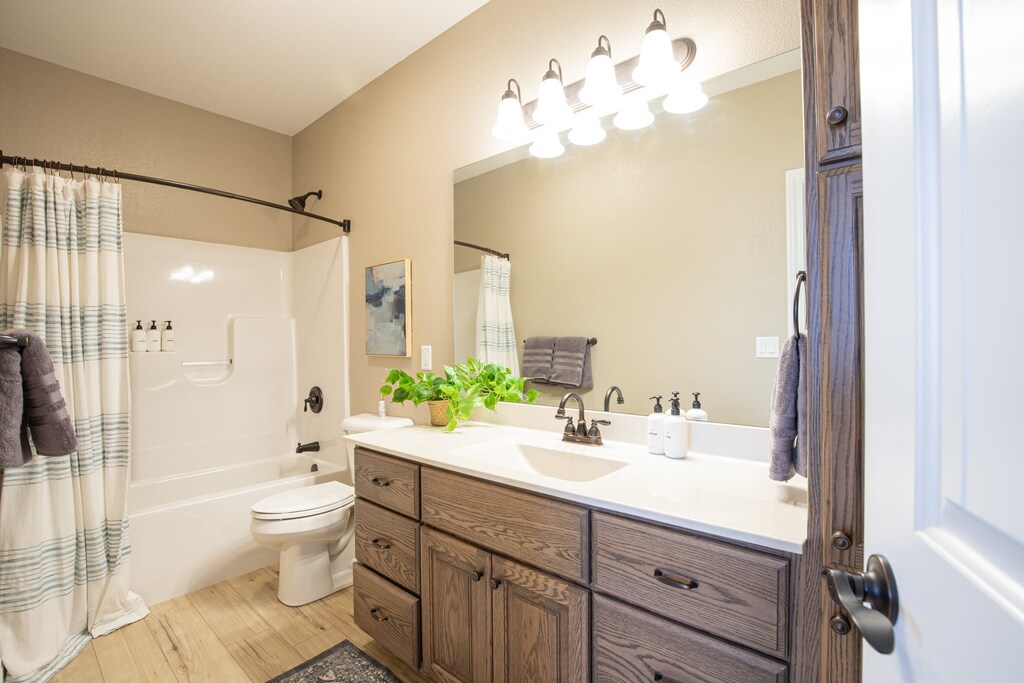 Full Bathroom jointly shared by dual king rooms