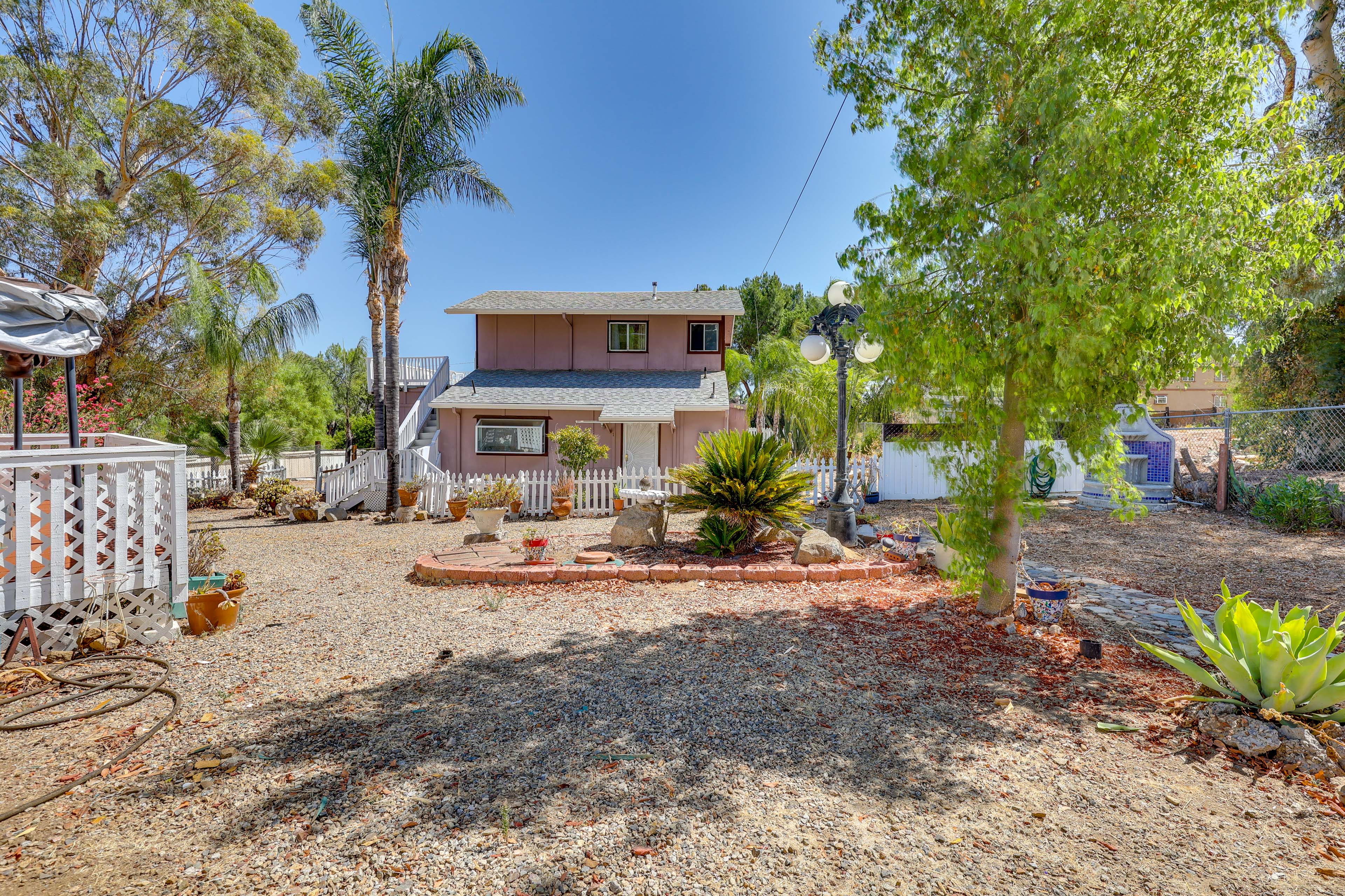 4 Mi to Lake Elsinore: Pet-Friendly Adventure Base