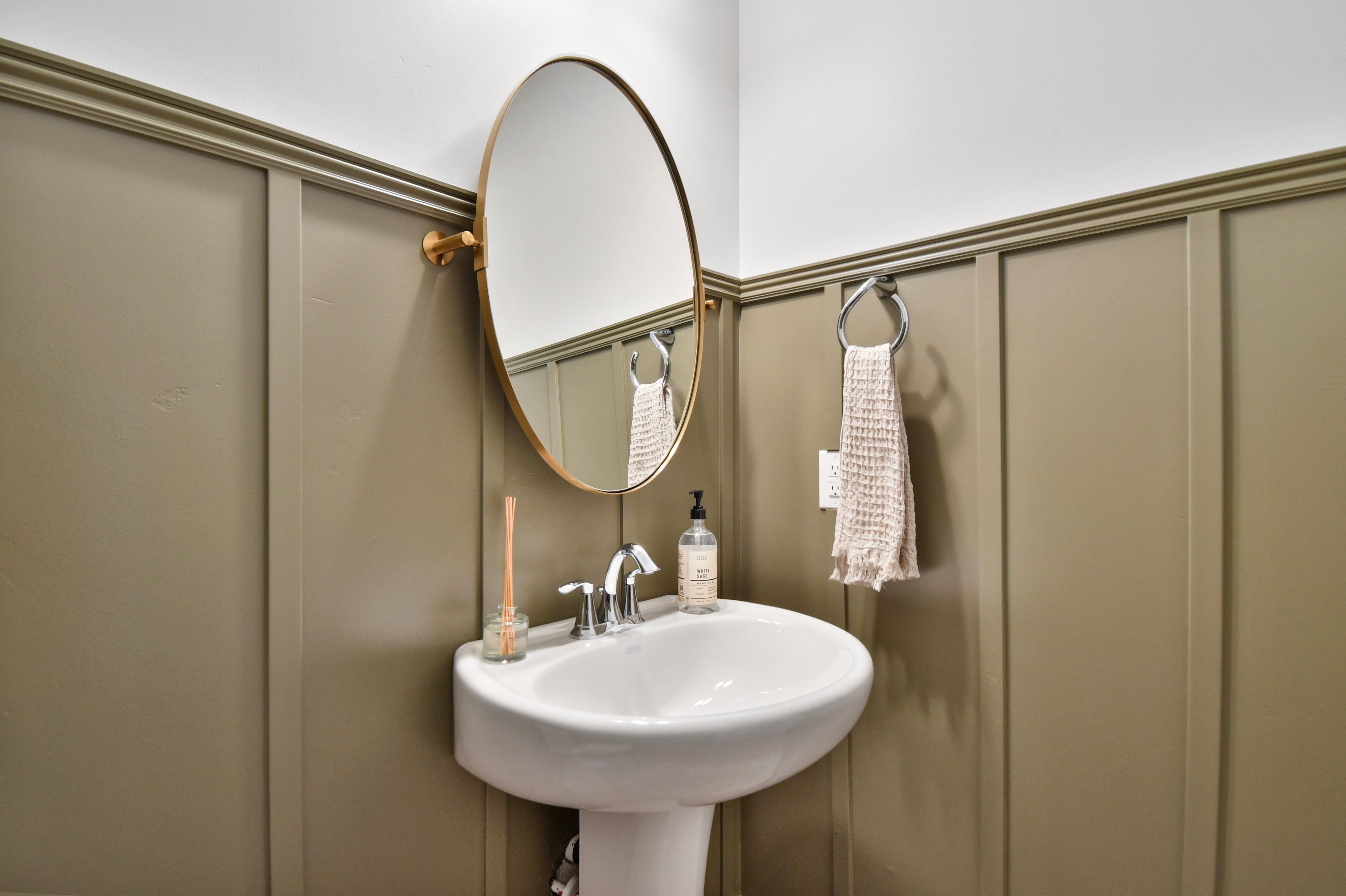 Modern 6br near skiing, luxe, sleeps 12, hot tub