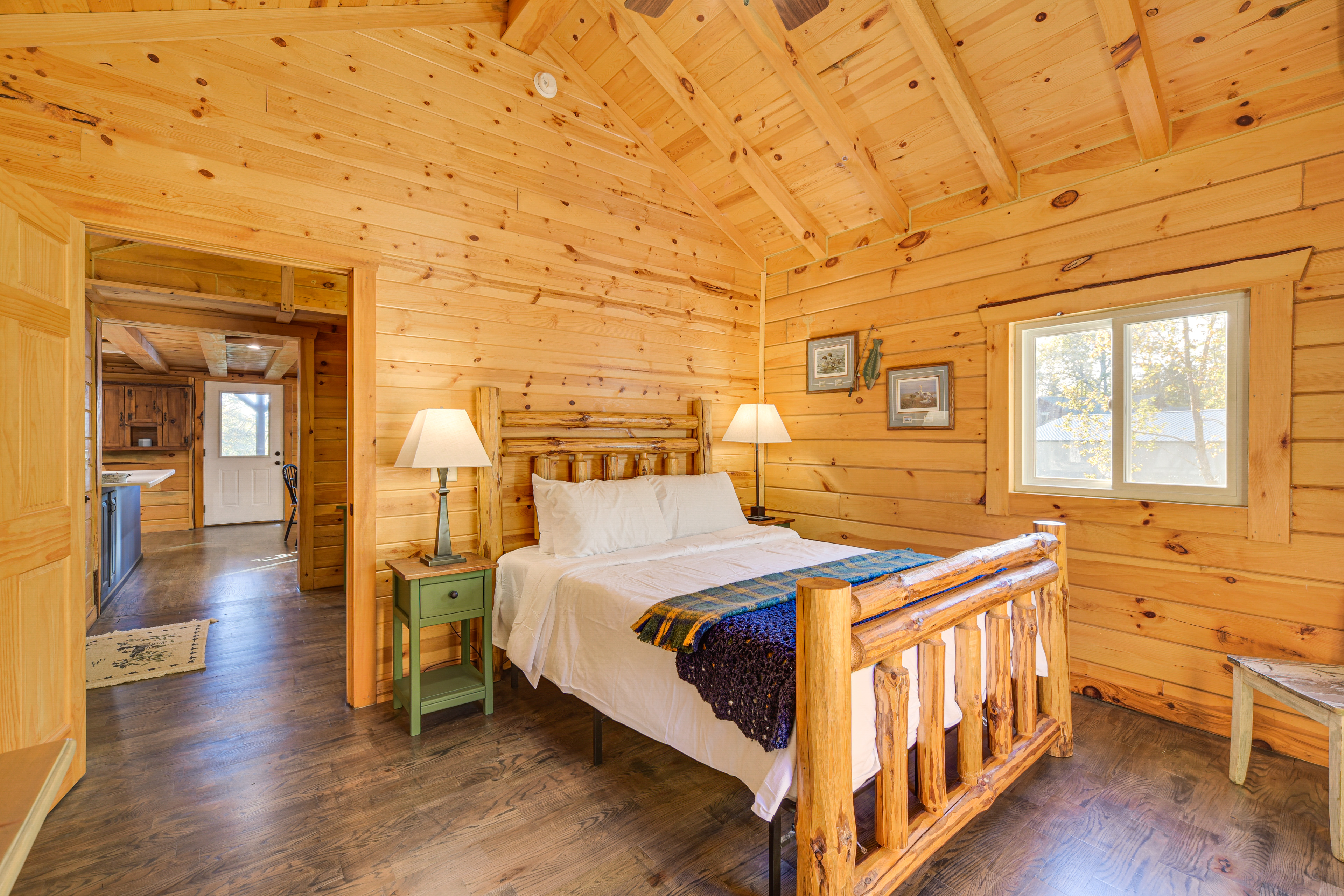 Northwoods Nature Escape! Lakefront Hayward Cabin