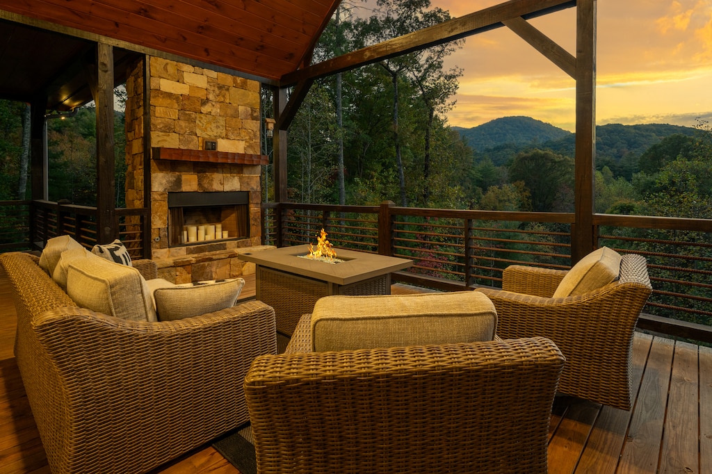 Great Trails Lodge - Entry Level Deck