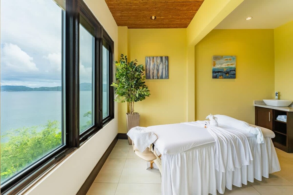 Pacific room, massage