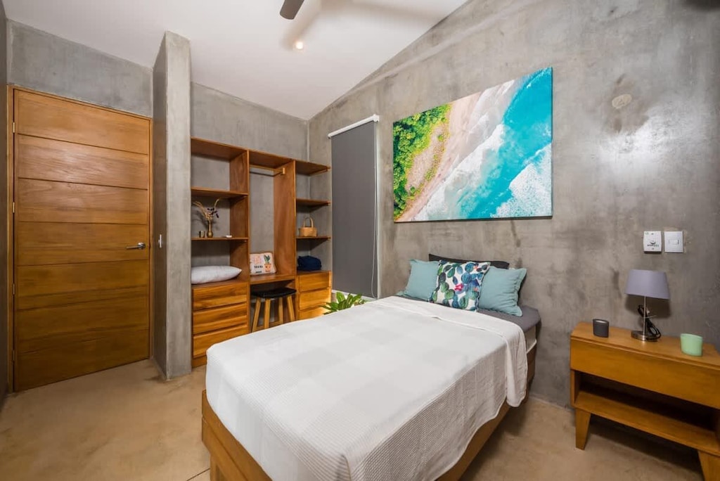 Guest bedroom, 2 twin beds, private bathroom