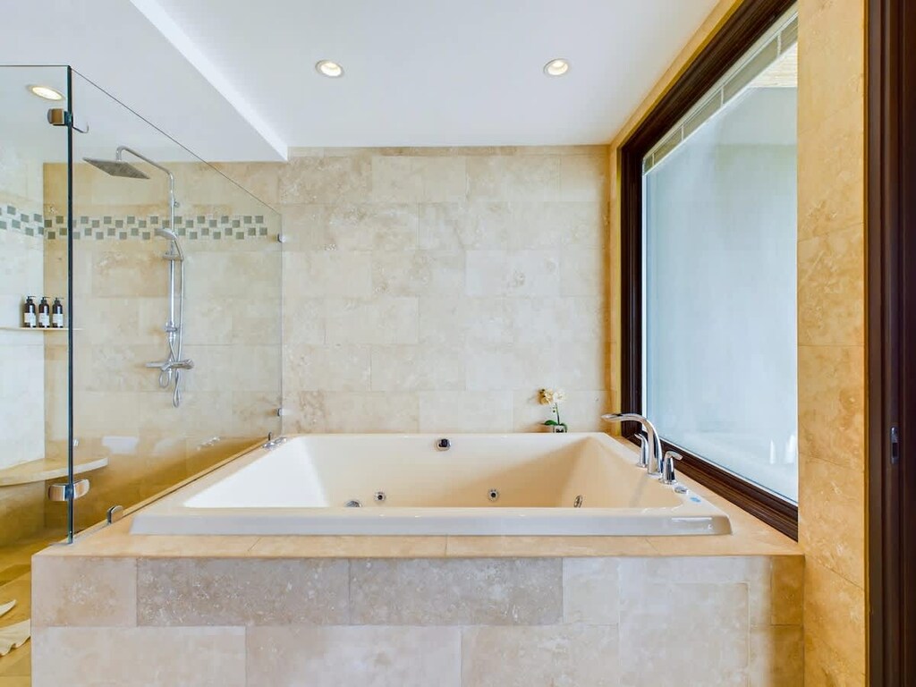 Bathtub, master bedroom