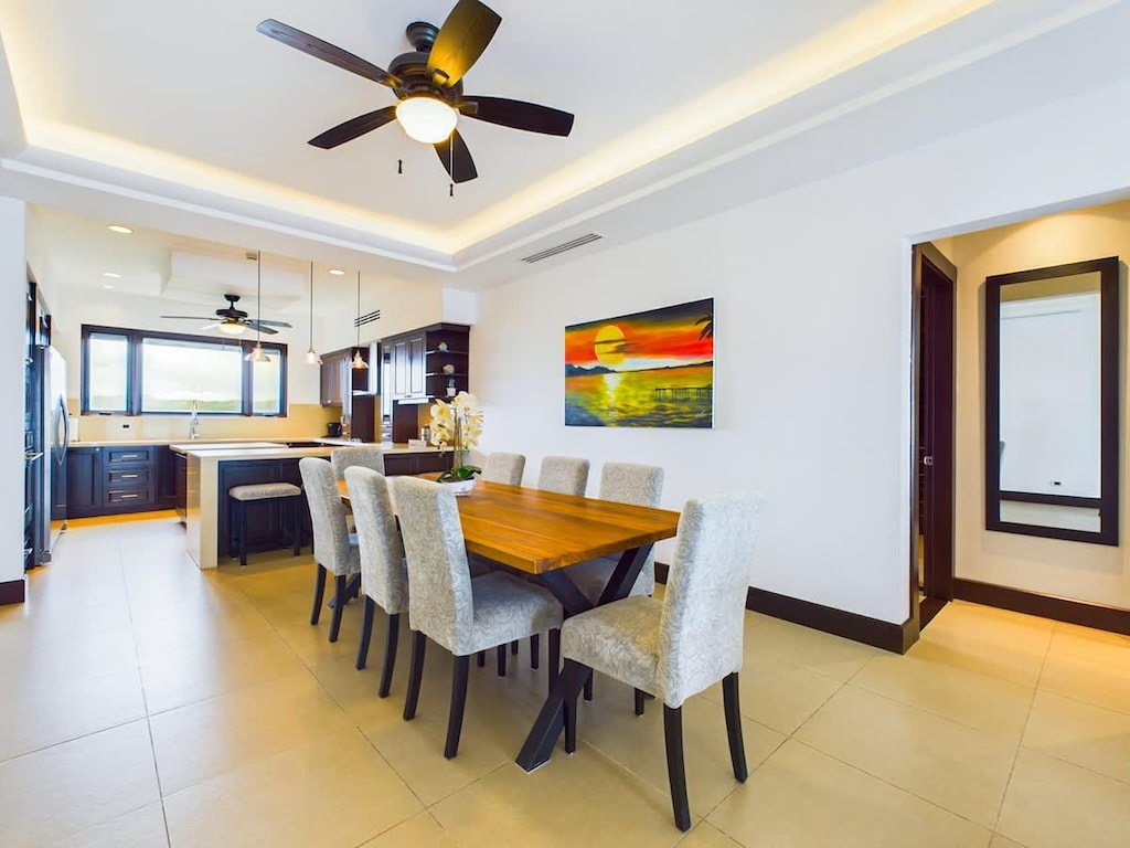 Dining area, view to kitchen