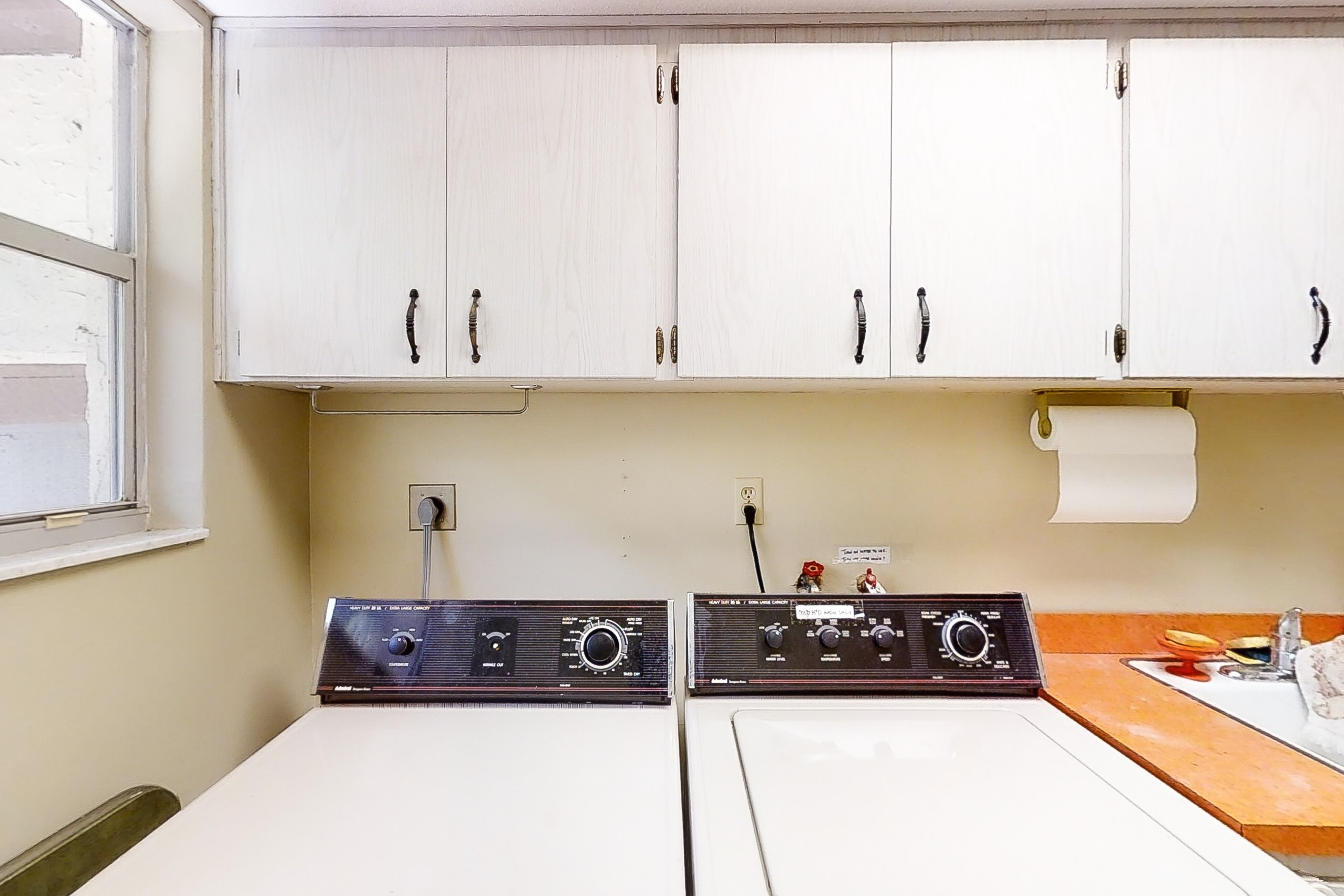 Inviting home with pool, patio, grill, full kitchen, central AC, & W/D