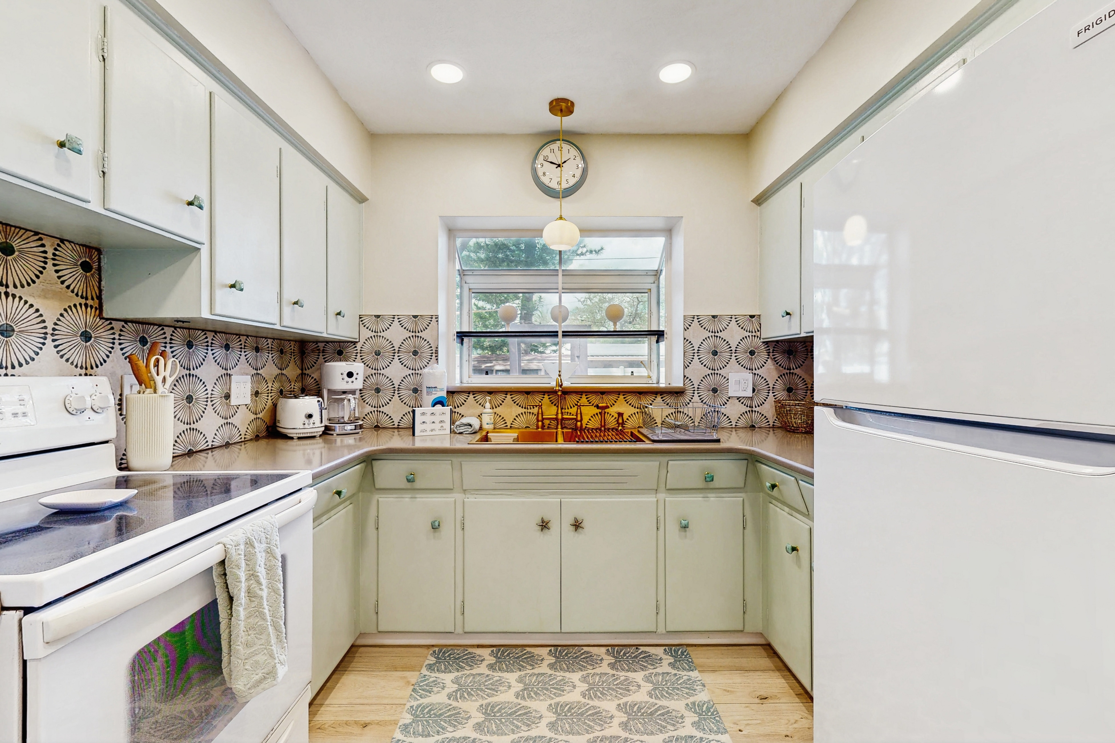 Charming home very close to the beach with a spacious and private yard & hot tub Charming home very close to the beach with a spacious and private yard & hot tub