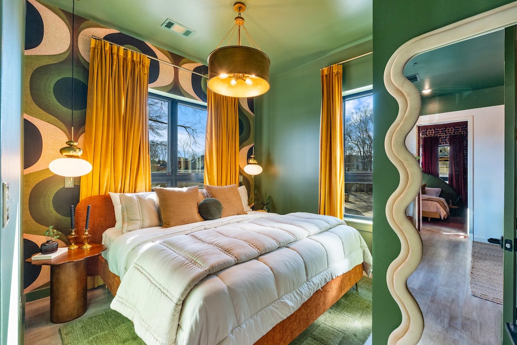 This king room with ensuite bathroom oozes mid-century. 