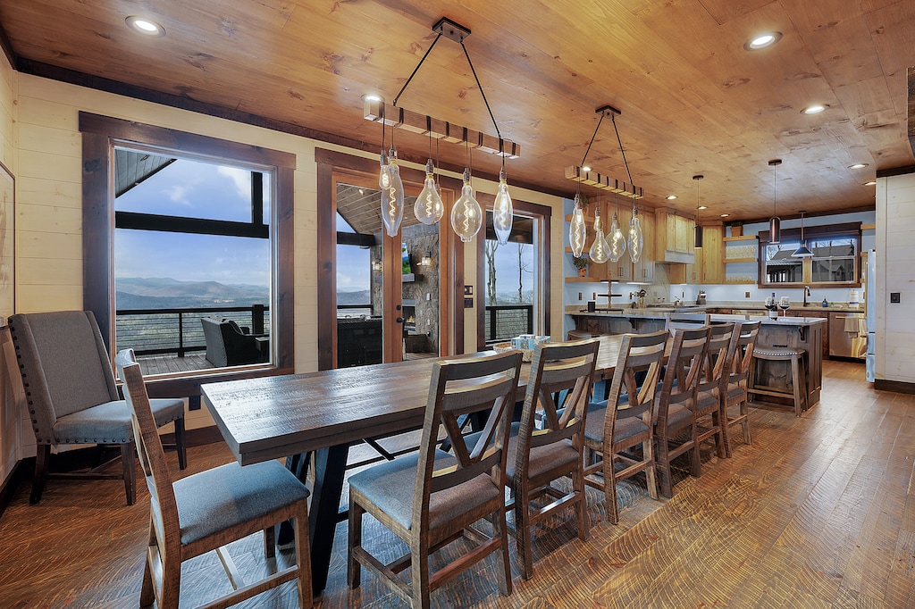 Bearly Made It - Dining Area