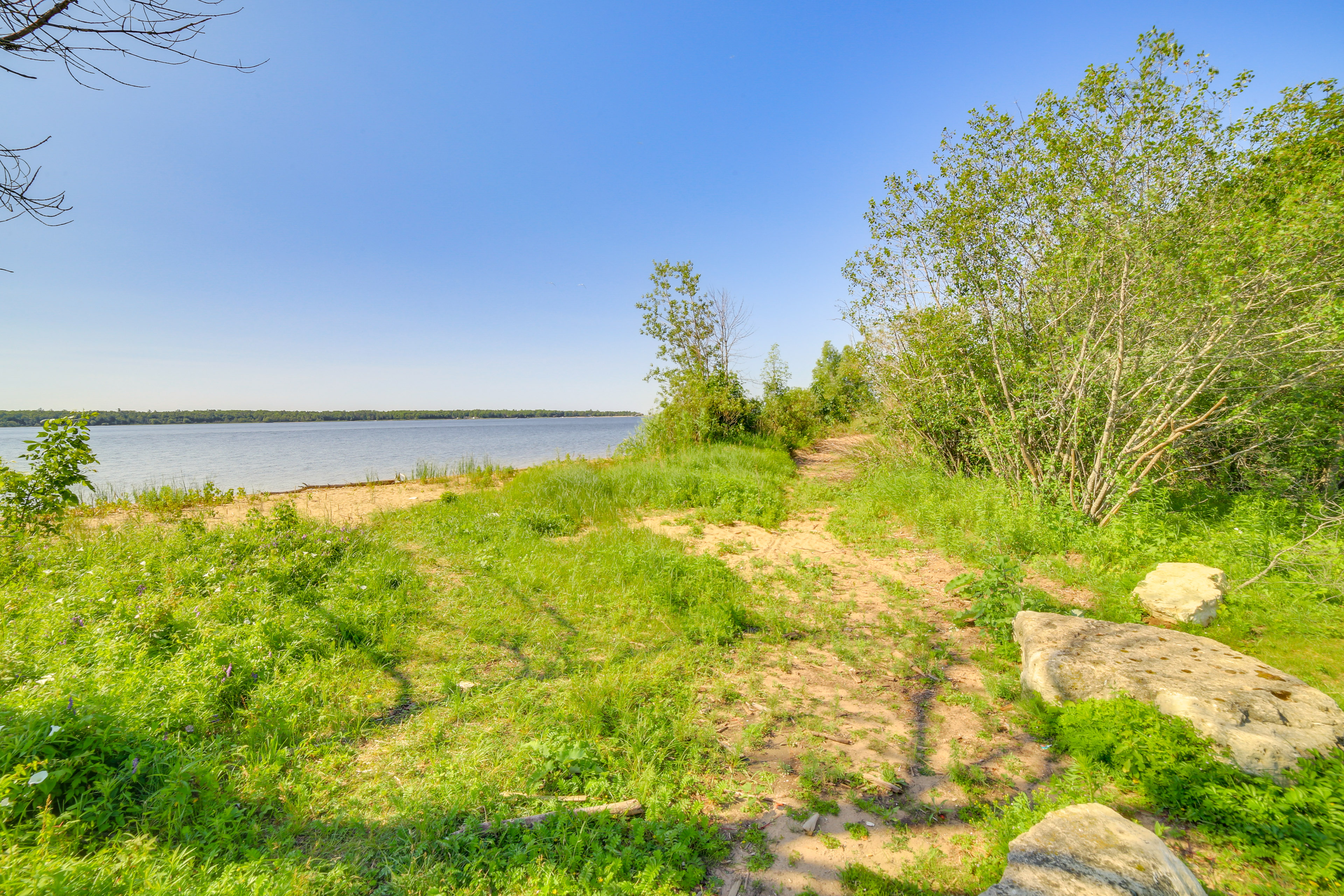 Heated Garage, Walk to Waterfront: Michigan Escape