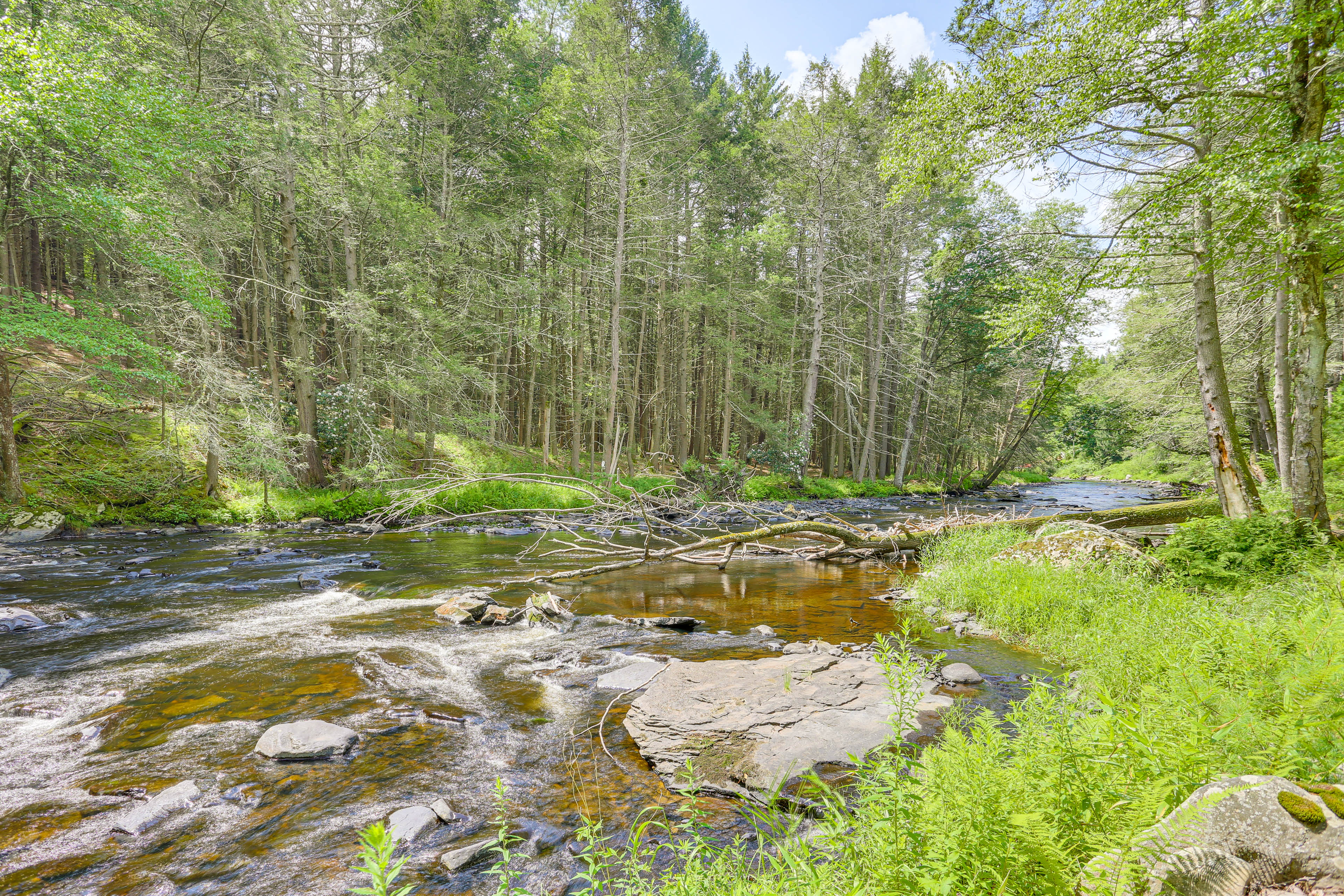 13 Mi to Ski Big Bear: Updated Getaway w/ Deck