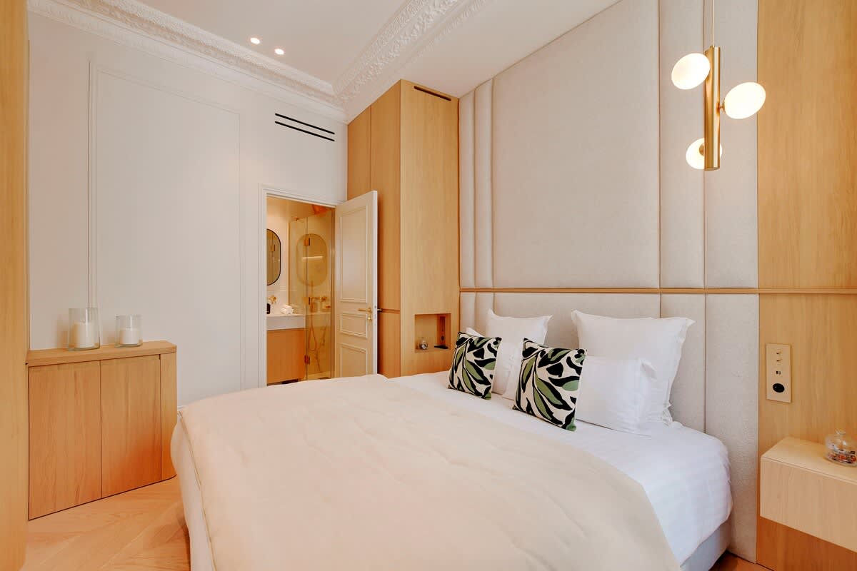 An Elegant 1-BR/1Ba with Services in La Madeleine