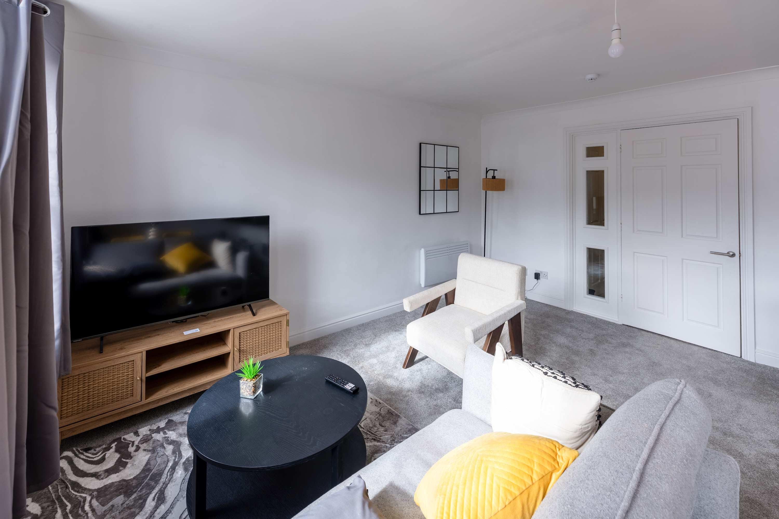 Bright 1 Bed Harbour-side Apartment with Sea Views