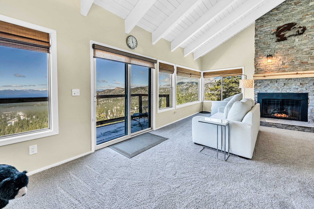 Living room 1: Upper floor, gas-assisted fireplace, Smart TV, panoramic lake views