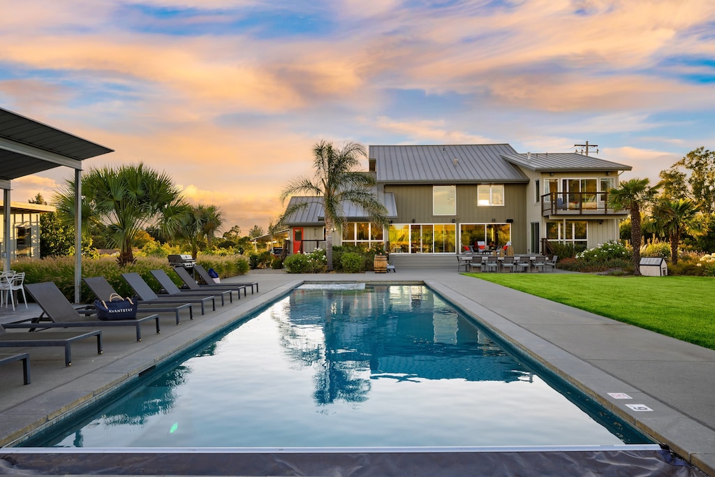 A pool, relaxing spa, and plenty of loungers for soaking up the sun in total comfort.