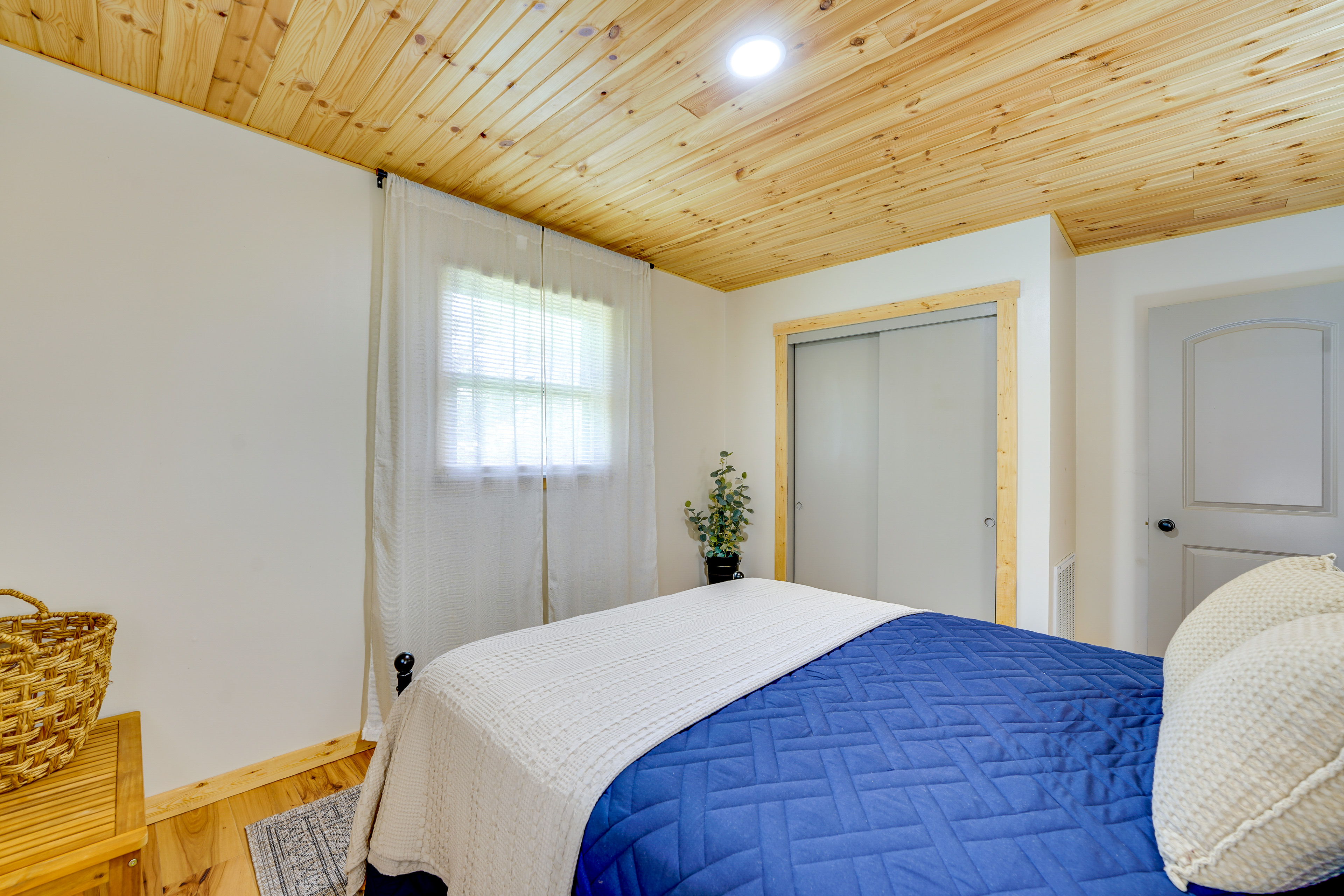 Near Table Rock Lake: Family Home w/ Deck & Views