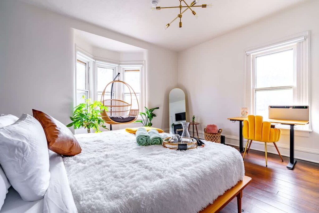 Luxury stay Chillicothe Ohio
Comfort is king (size)! Our beds, pillows, and blankets redefine relaxation. 