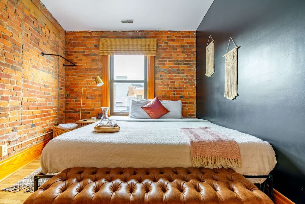 Superhost Airbnb
Experience the elegance of simplicity in our bedroom with a king size, queen size & double bed and refined decor
