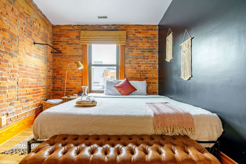 Superhost Airbnb
Experience the elegance of simplicity in our bedroom with a king size, queen size & double bed and refined decor
