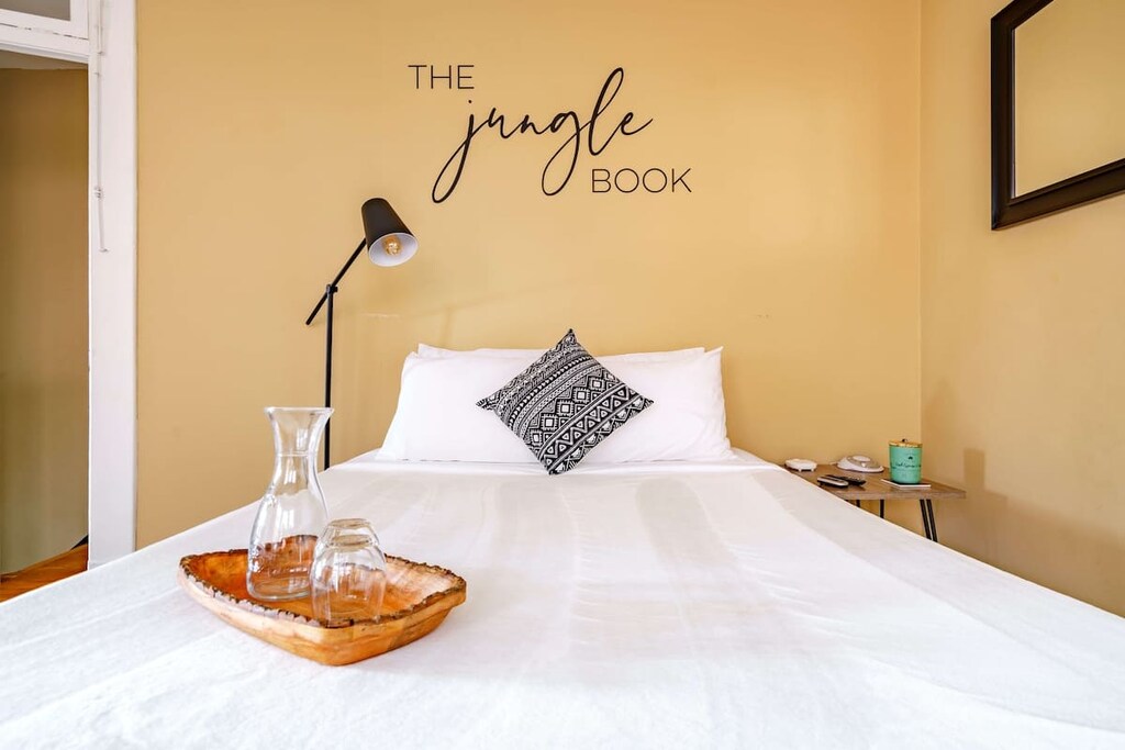 Step into our  Jungle Book art deco-inspired bedroom, featuring a double bed and glamorous decor. The bold colors and geometric patterns create a chic, sophisticated space. Sleep in style in a room full of vintage glamou
Modern Stylish Retreat in Ohi