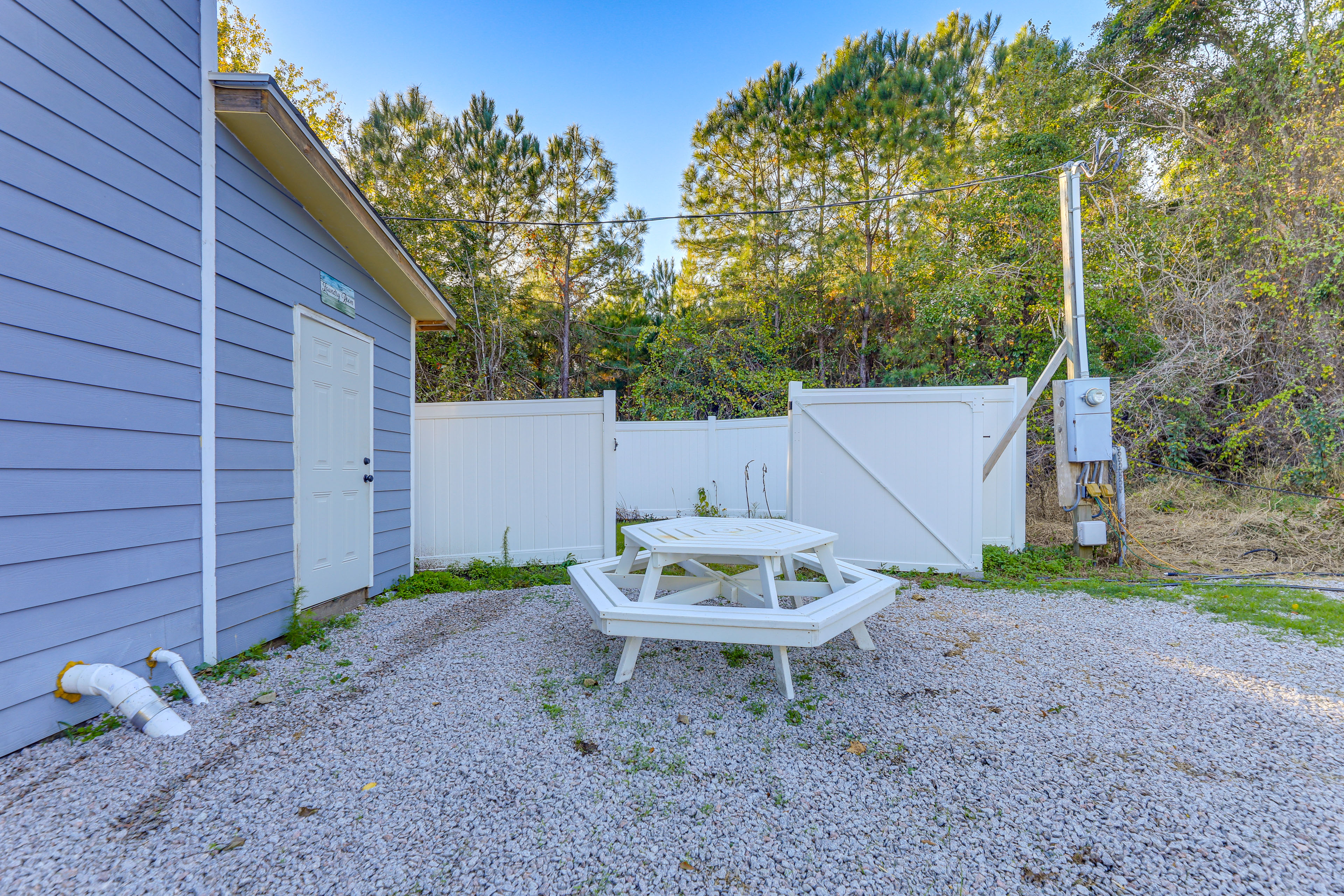 12 Mi to Beach! ‘Cozy Cove’ w/ Patio in Newport