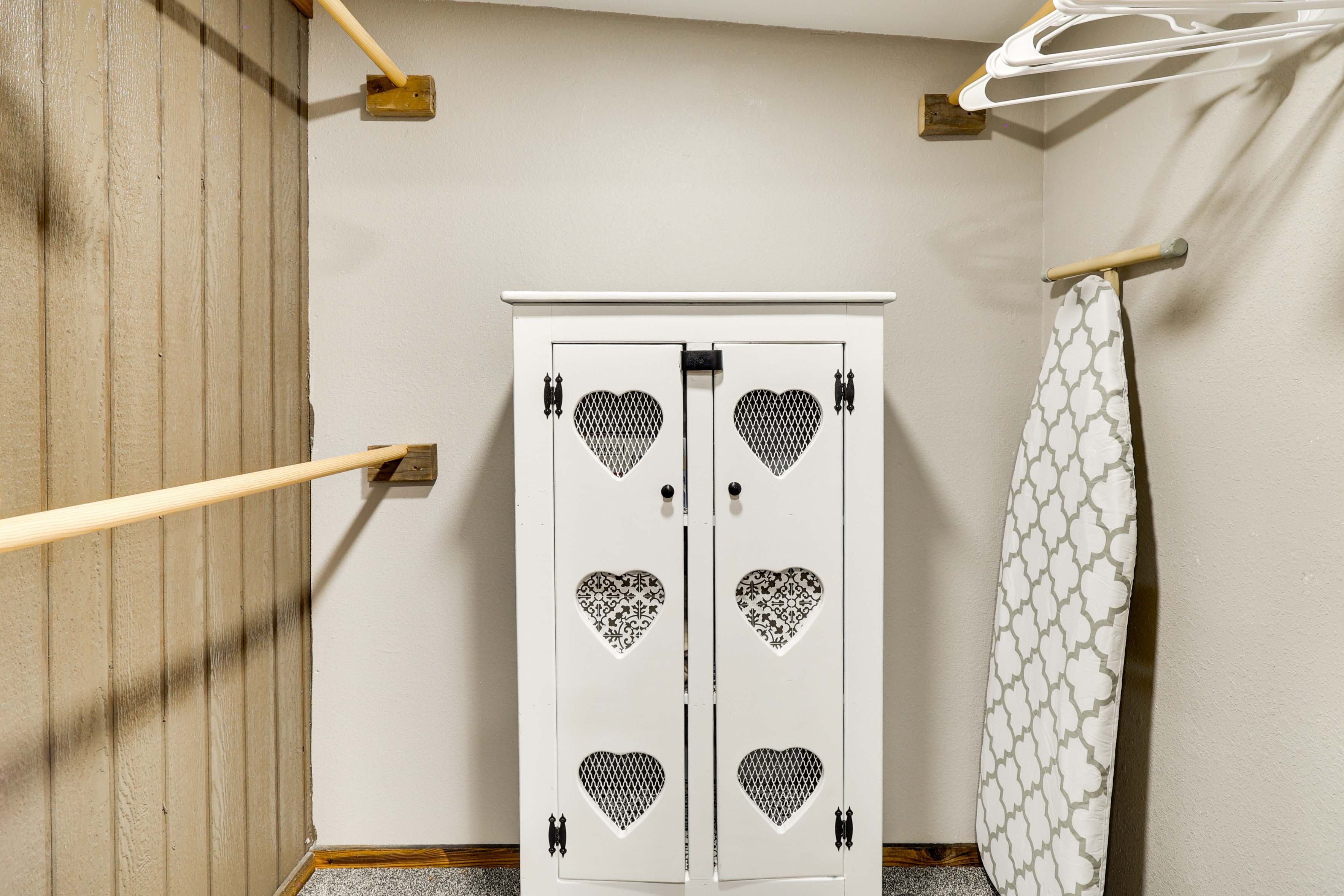 Quiet Eagar Retreat Near Lakes, Hiking & Hunting!