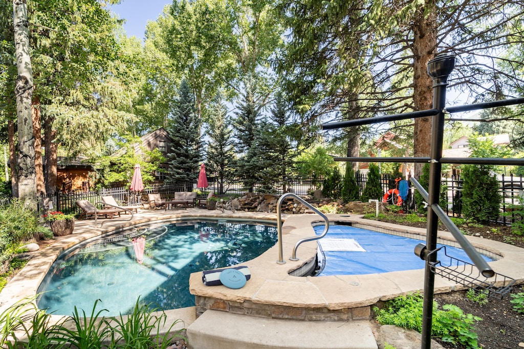 Communal pool and spa for relaxing soaks and sunny swims.