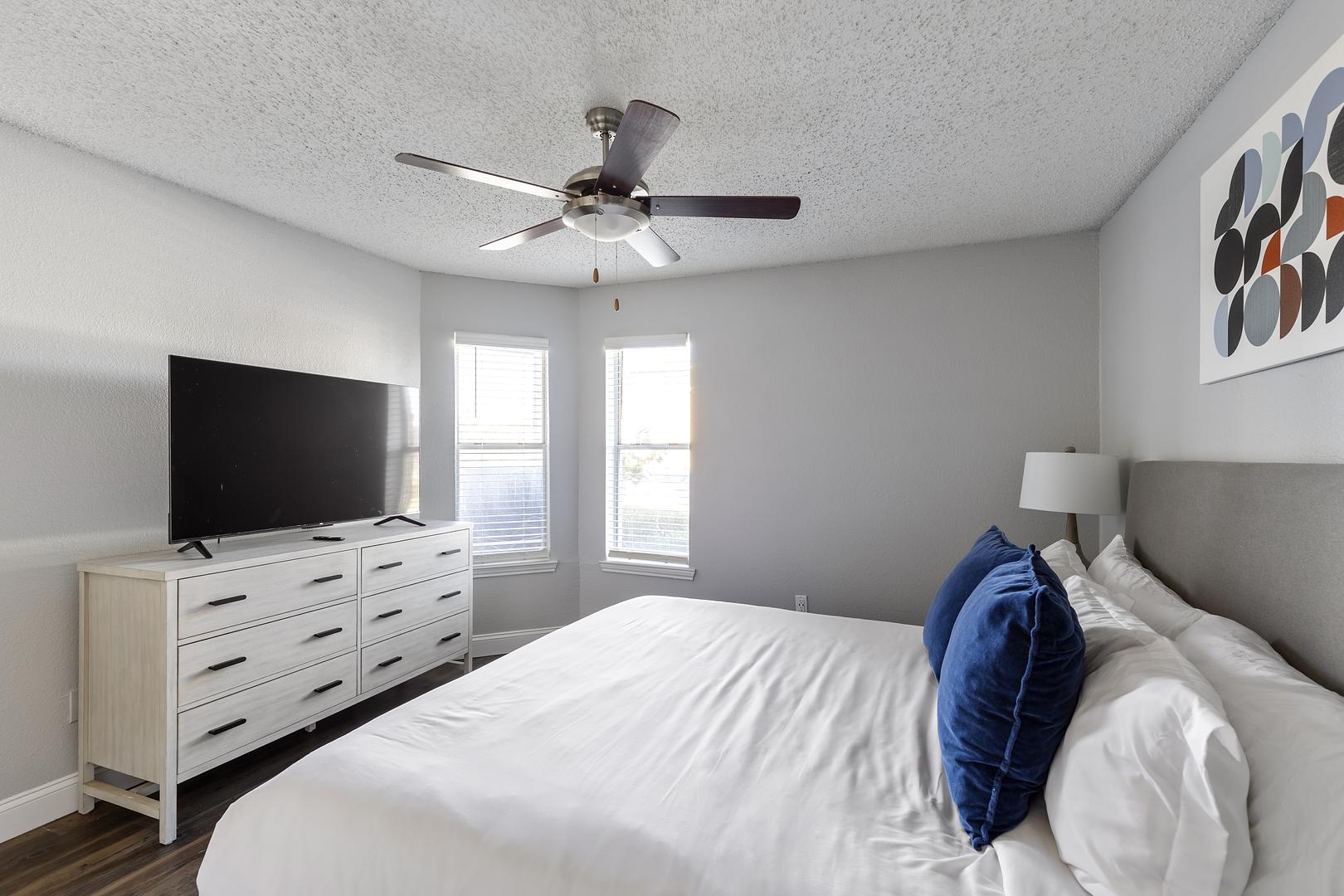 Stunning 1BD, Tennis Court, Courtyard