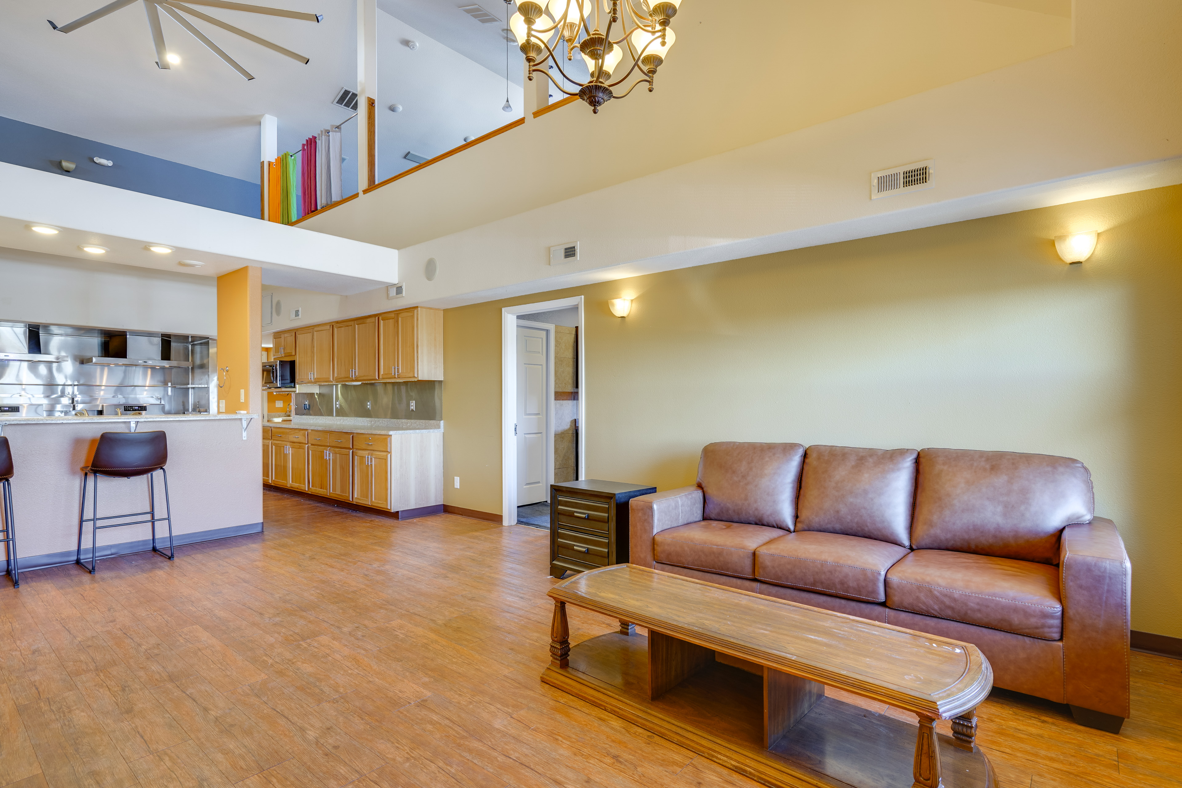 Huge Kitchen & Open Interior: Pueblo Group Getaway