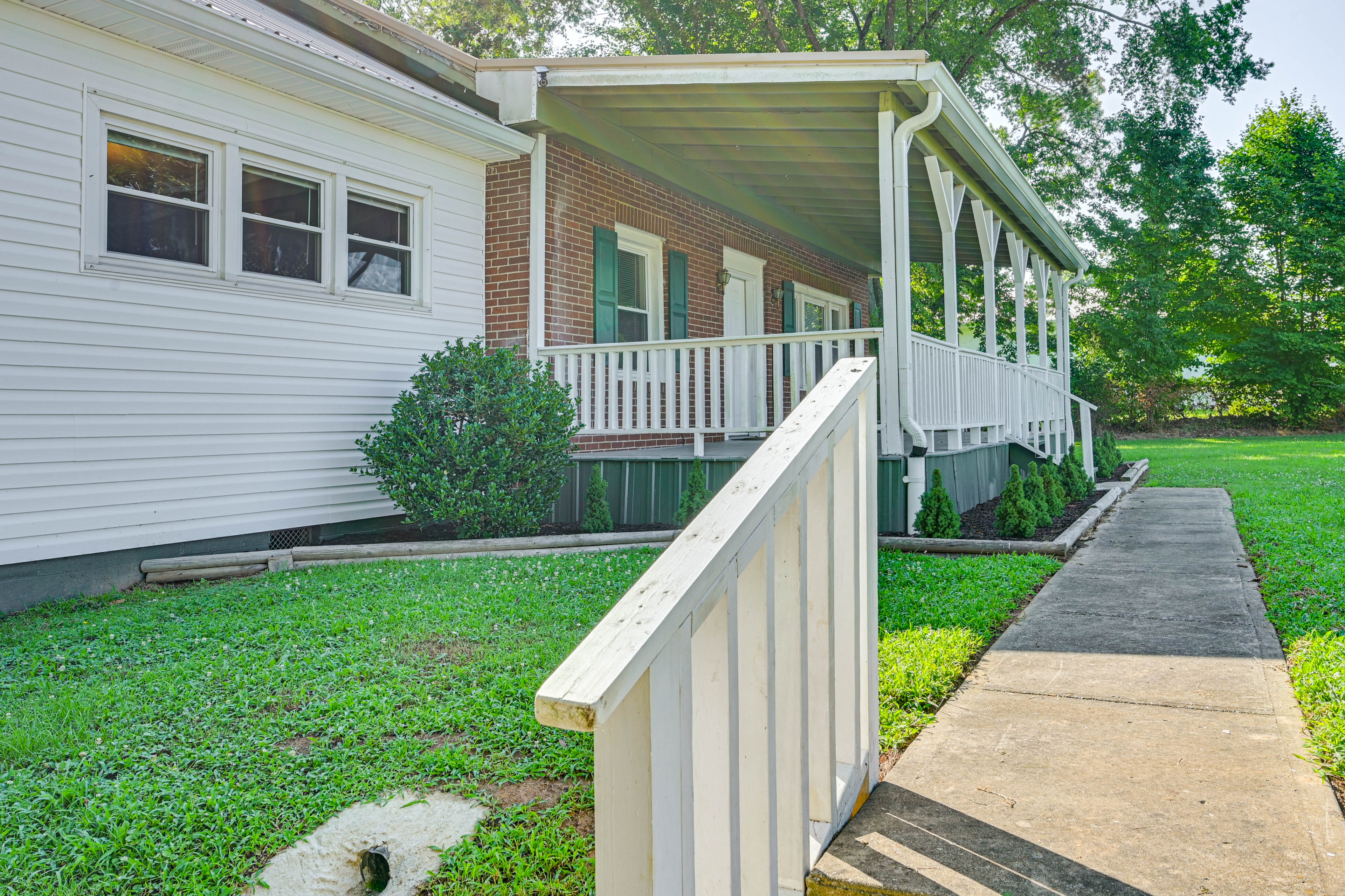 2 Mi to Oak Grove Racing & Gaming: Home on 1 Acre