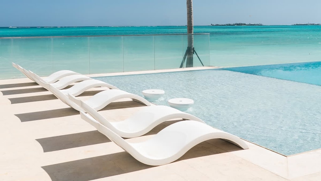 Come and take your seat in the infinity pool. 