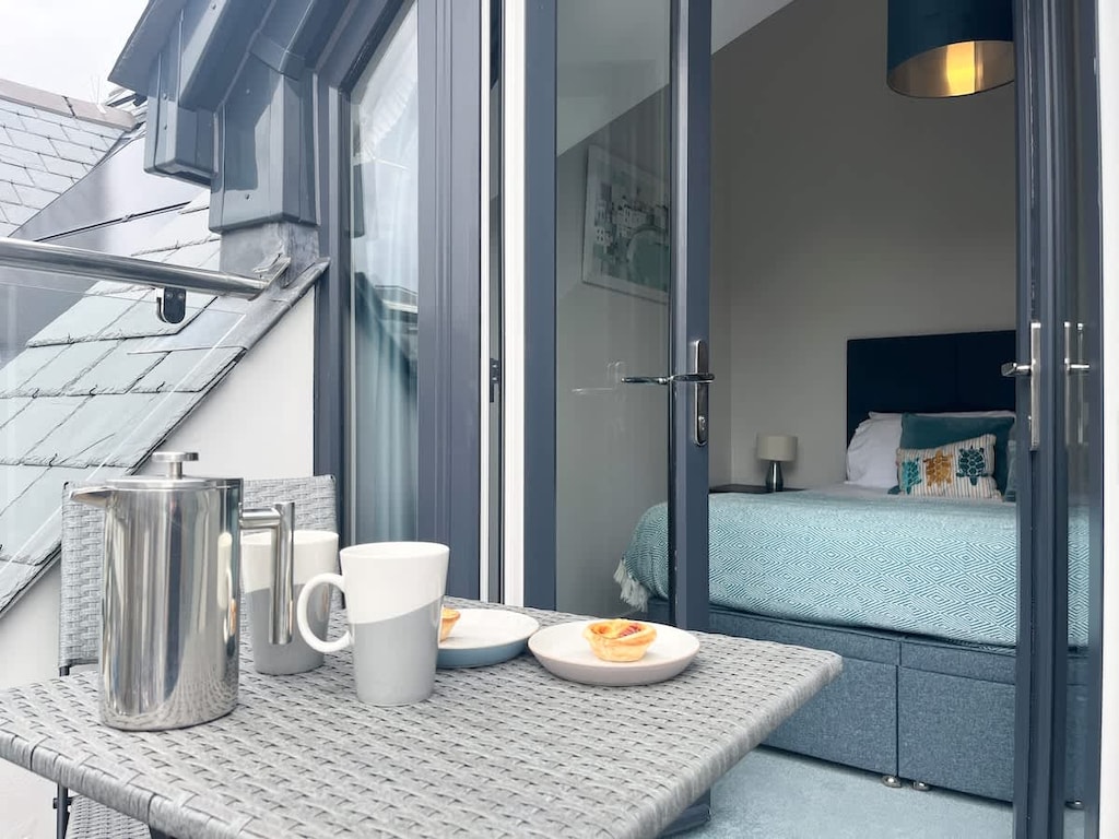 Master Bedroom (Ensuite, Balcony)