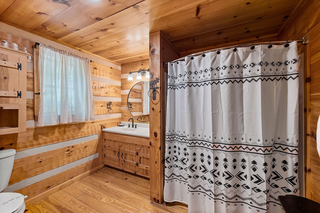 Single vanity sink with divider wall for bathtub