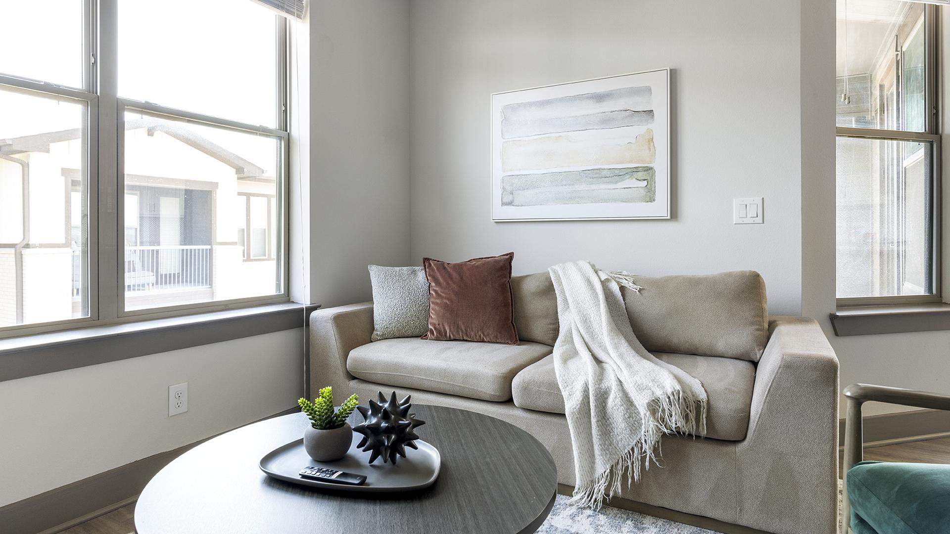 Stylish 2BD, Pool, Gym