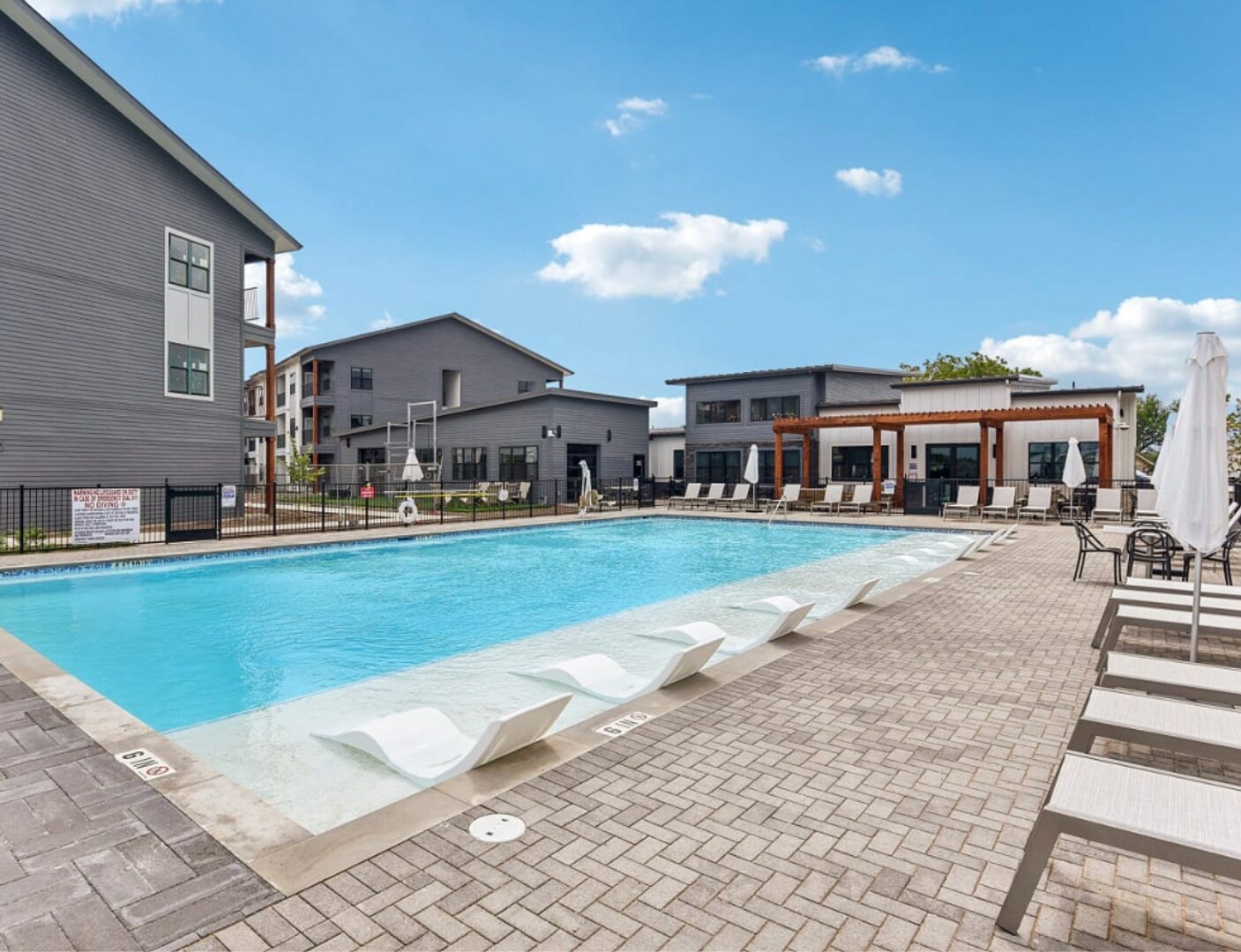 Modern 2BD, Gym, Pool