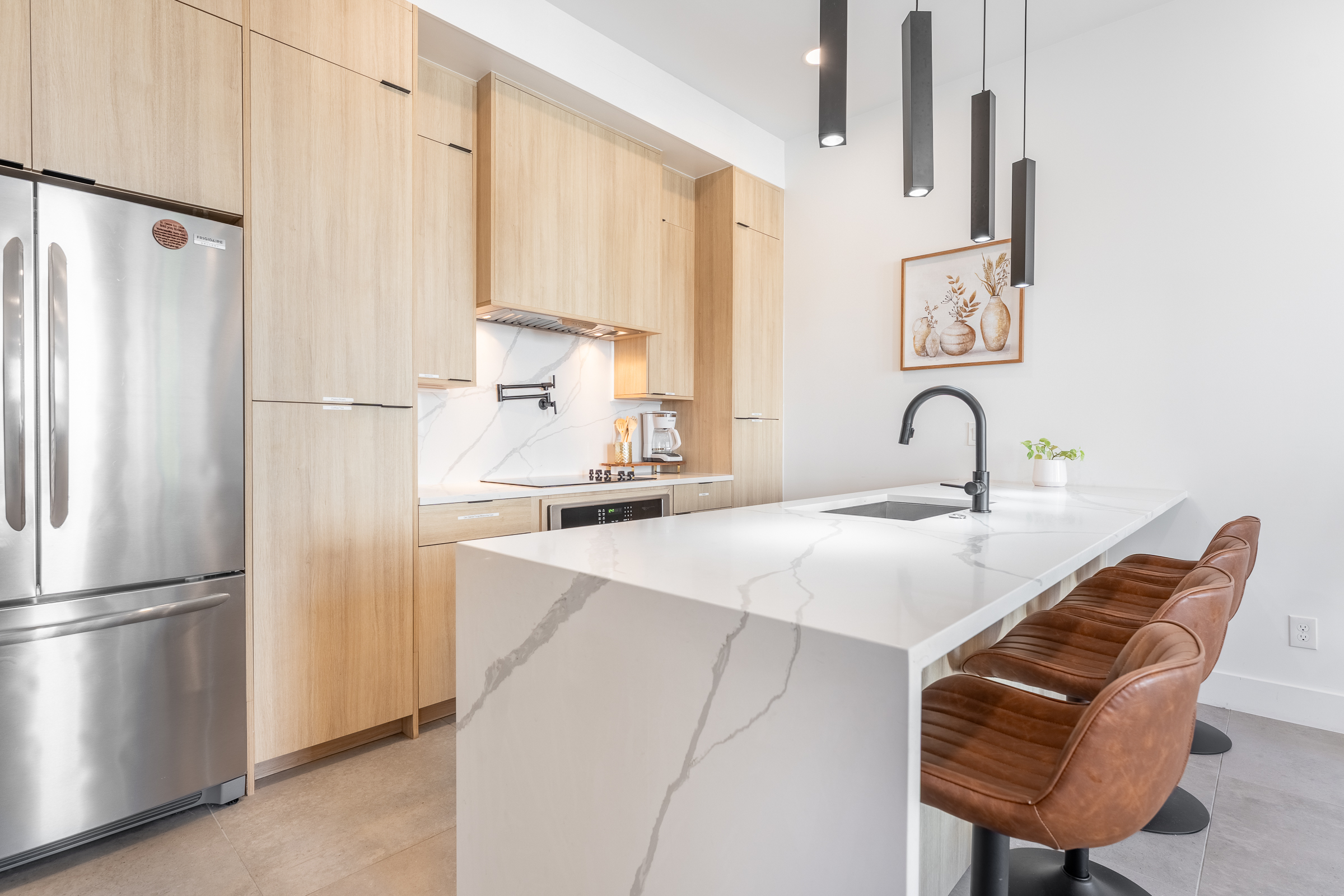 Luxe Landing - 3 Story Condo Near Downtown