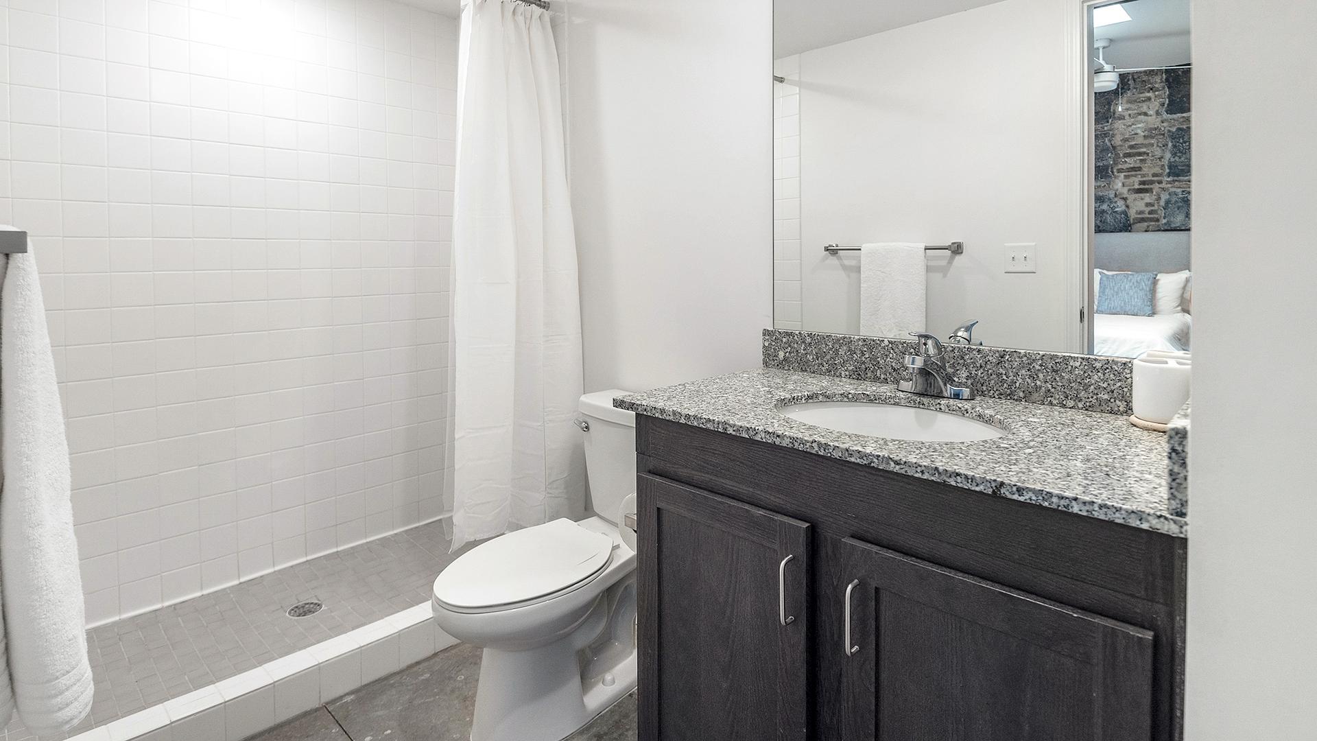 Stylish 2BD, Courtyard, Gym