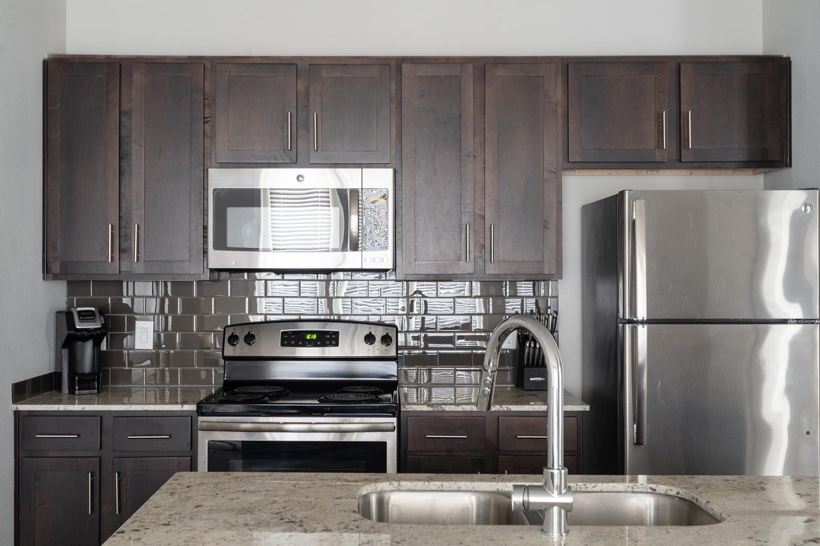 Modern 1BD, Pool, Yoga Studio