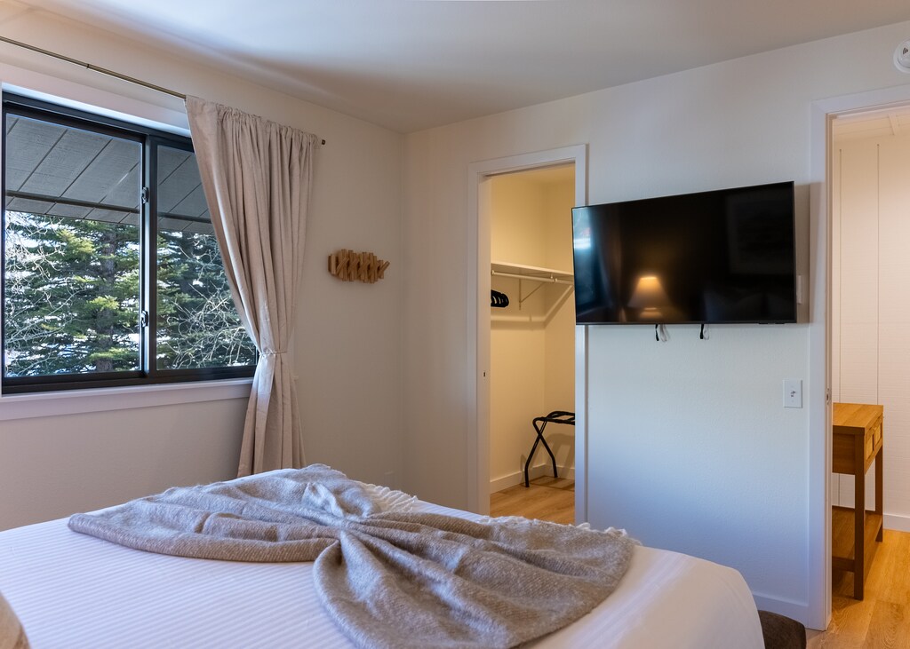 Bedroom 1 - Smart TV & walk-in closet