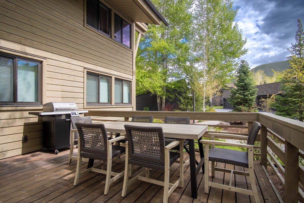 Outside dining table and electric bbq - perfect for summer in Sun Valley