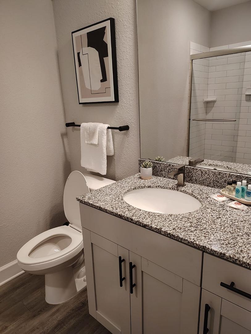 Beautiful 1BD, Gym, Pool