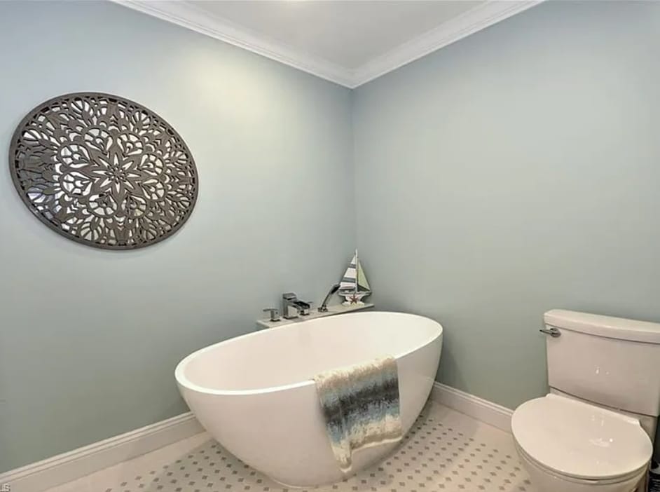 Main bathroom soaking tub